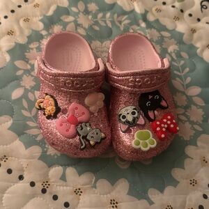 NWT Sparkly Perfectly Pink Toddler girl CROCS with Fun Charms. Size C6